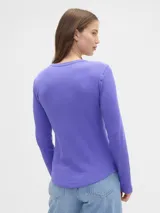 Remera de manga larga confeccionada en tejido tipo waffle, con cuello redondo y ruedo redondeado.