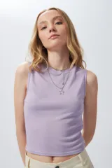 Top lila de morley, sin mangas y cuello redondo.