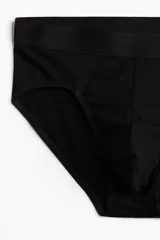 Pack de tres calzoncillos tipo slip de punto con stretch, cintura elástica y parte delantera forrada. Presentan costuras planas para mayor comodidad y tecnología Lycra Xtra Life para mantener la forma.