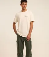 Pantalón baggy color verde militar, confeccionado en sarga de algodón, con cintura con trabillas, cierre con botón y cremallera, y bolsillos cargo laterales. Modelo holgado de estilo vintage.