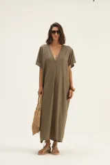 Vestido largo color visón, de lino, corte amplio, mangas cortas tipo murciélago y escote en V.