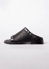 Sandalias negras de cuero con tachas plateadas.