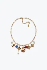Collar de cadena de eslabones dorados con dijes colgantes, piedras naturales y perlas.