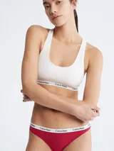 Bombacha clásica de algodón elástico color rojo, con cobertura trasera moderada, talle medio y cintura elástica con logo Calvin Klein.