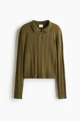 Sweater de punto trenzado color verde militar, con cuello polo y cierre frontal de botones, manga larga y diseño recto.