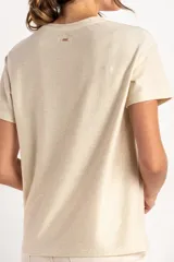 Remerón de manga corta, cuello redondo y calce oversize, en tejido de punto con brillo sutil.