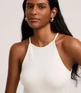 Body blanco sin mangas, confeccionado en tejido rib con textura acanalada y escote recto.