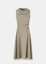 Vestido midi sin mangas color verde militar, con cuello alto envolvente y silueta evasé con costura diagonal en la falda.