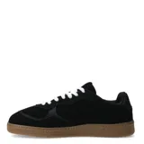 Championes de mujer con capellada texturada de pelo sintético con estampado de leopardo. Presentan cordones negros, detalles laterales en material sintético blanco y suela de goma color caramelo.