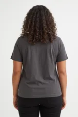 Remera blanca de manga corta con estampa frontal inspirada en "Fish Bar" en tonos rojos y azules.
