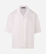 Camisa de lino negra, modelo boxy, con cuello bowling, manga corta y abotonado delantero.