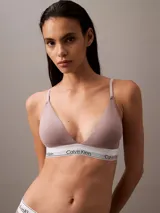 Brasier Calvin Klein color lila, estilo triángulo, con copas sin costuras con relleno y banda inferior elástica con logo de la marca.