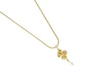 Cadena de eslabones finos con dije de tres flores en tono dorado, adornadas con pequeñas incrustaciones de circonias.