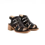 Sandalia de cuero color negro con diseño de tiras anchas, algunas con textura efecto reptil y aberturas laterales. Cuenta con taco cuadrado efecto madera, plataforma baja y tira ajustable en el talón con hebilla metálica.