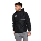 Campera deportiva Umbro color negro, con capucha, cierre frontal completo y bolsillo con cierre en el pecho. Presenta logo de la marca estampado en el frente.