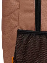 Mochila Caterpillar modelo Benson, color marrón con diseño texturizado. Cuenta con compartimento principal con cierre, bolsillo acolchado para portátil, bolsillos laterales de malla y logo de la marca en el frente.