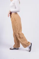 Pantalón gris de vestir, de corte palazzo y tiro alto.