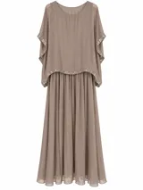 Vestido largo visón de chifón con diseño de capa superior superpuesta, adornada con detalles de pedrería y lentejuelas en los bordes y ruedo, de manga corta holgada y falda larga plisada.