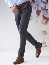 Pantalón de gabardina azul marino, corte slim fit, con bolsillos laterales y traseros.