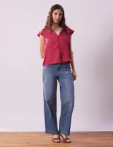 Camisa azul marino de satén, marca Alex & Lili. Cuello con solapa y escote en V. Apertura central con botones y sisas con volados.