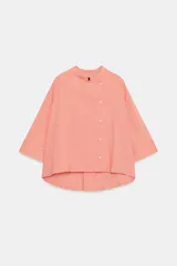 Camisa ZARA Woman Collection confeccionada en hilatura con viscosa, con diseño de rayas finas y color salmón. Presenta cuello perkins, mangas por debajo del codo, bajo asimétrico y cierre frontal cruzado con botones.
