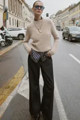 Jersey básico de punto con mezcla de lana y alpaca, de cuello redondo y manga larga.