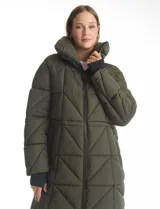 Campera larga acolchada color verde militar, con diseño geométrico, cuello alto envolvente, cierre frontal bidireccional, bolsillos laterales con cierre y puños internos elastizados.