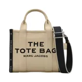 Cartera tipo tote bag de Marc Jacobs, modelo The Small Tote, confeccionada en lona de algodón y poliéster color negro. Presenta el logo de la marca estampado en el frente, asas superiores y correa de hombro ajustable y extraíble.