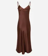Vestido slip midi satinado color negro, con escote en V, breteles finos regulables y caída fluida.