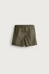 Short de baño de color azul marino, confeccionado en tejido técnico, con cintura elástica ajustable mediante cordón, bolsillos laterales y detalle de bolsillo trasero.