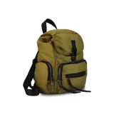 Mochila de nylon color bordó con tapa y broche metálico. Tiene apertura superior con broche, bolsillos internos, bolsillo con cierre metálico al frente y laterales. Incluye asas rígidas de mano y correas regulables para colgar en la espalda.