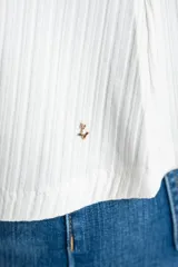 Remera blanca de punto con cuello redondo y mangas 3/4.