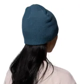 Gorro de punto tipo beanie de la marca Columbia, en color azul, con diseño de tejido acanalado y logo de la marca bordado en el lateral.