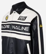 Campera masculina de cuero sintético, modelo boxy, con cuello inglés, manga larga, estampa lettering, detalles contrastantes, bolsillos y cierre por cremallera.