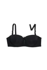 Soutien strapless negro con copas preformadas con aro y detalle de lazo en el centro. Cuenta con tirantes desmontables y ajustables, y cierre posterior con broche multiposición.