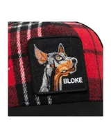 Gorra tipo trucker de cinco paneles Goorin Bros, modelo Brit Bloke de la línea The Farm. Cuenta con frente de lana con estampa de cuadros escoceses en rojo y negro, visera y panel posterior negros de malla, y parche frontal bordado con la figura de un doberman y la palabra 'BLOKE'. Posee cierre snapback ajustable.