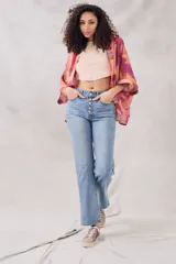 Kimono oversize de viscosa con estampado geométrico en tonos rosa, naranja y marrón.