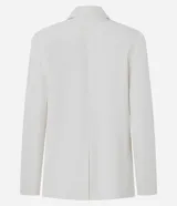 Blazer estructurado color blanco de la marca Cortelle, con solapa clásica, bolsillos frontales con solapa, mangas largas y cierre frontal de botones. Incluye un broche decorativo dorado con flecos de pedrería.