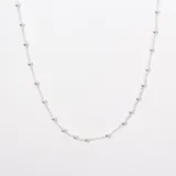 Cadena de plata 925 con diseño de eslabones finos intercalados con pequeñas esferas metálicas a lo largo de toda la pieza.