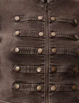Chaqueta estilo militar de denim color marrón, con cuello redondo, cierre frontal y detalle de botones decorativos en el frente y en los puños.