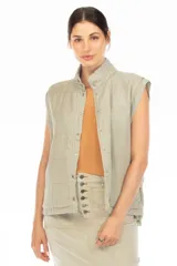 Chaleco acolchado color verde claro, con cuello mao y cierre frontal de broches metálicos. Presenta costuras que forman un patrón de cuadrícula.