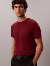Remera de manga corta Calvin Klein, confeccionada en tejido liquid stretch de algodón con elastano. Presenta cuello redondo y logo de la marca bordado tono sobre tono en el pecho.