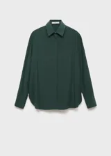 Camisa de lyocell verde oscuro, con cuello camisero, manga larga y diseño recto.