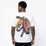 Camiseta de corte oversize color blanco con estampa gráfica frontal de estilo urbano que muestra un volante de auto deportivo siendo conducido por manos esqueléticas, con el texto 'LIFE HUSTLER' en letras rojas con contorno negro en la parte superior.