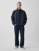 Pantalón de mezclilla de corte recto y holgado en color azul oscuro, con diseño clásico de cinco bolsillos y trabillas para cinturón.