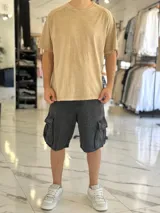 Remera oversize color tostado con efecto gastado (acid wash), cuello redondo y mangas cortas.