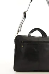 Portafolio de cuero color marrón, con asas superiores reforzadas, correa ajustable desmontable para el hombro y bolsillo exterior con solapa. Diseñado para oficina y uso profesional.