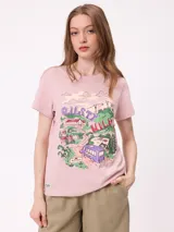 Remera de corte holgado color crema con estampado gráfico frontal estilo retro que representa un paisaje con una camioneta y la leyenda Rusty Hills.