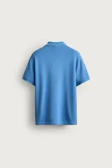 Sudadera polo regular fit de manga corta color mostaza, confeccionada en tejido con mezcla de algodón e interior de rizo, con cuello solapa y cierre frontal de botonadura.