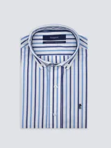 Camisa de hombre de corte clásico con diseño de rayas verticales, cuello con botones y logo bordado en el pecho. Confeccionada en algodón.